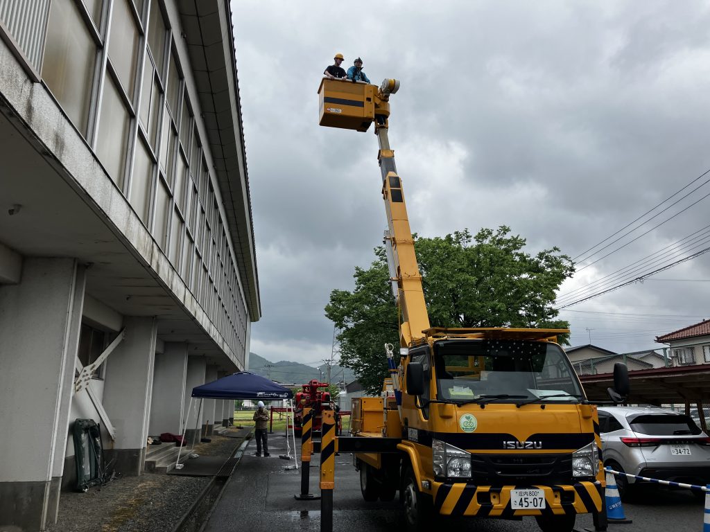 高所作業車乗車体験中の様子。2名乗っている。