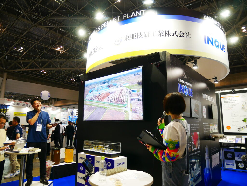 環境展で当社のブースで説明をしている様子