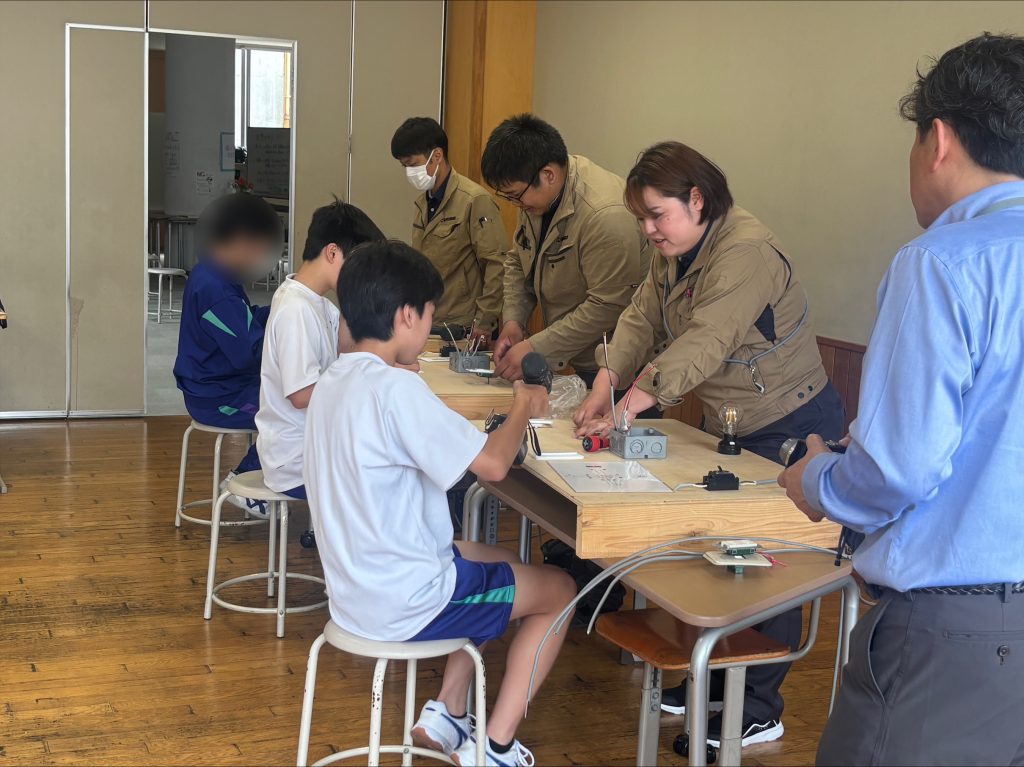 社員3名が生徒3名に説明している様子