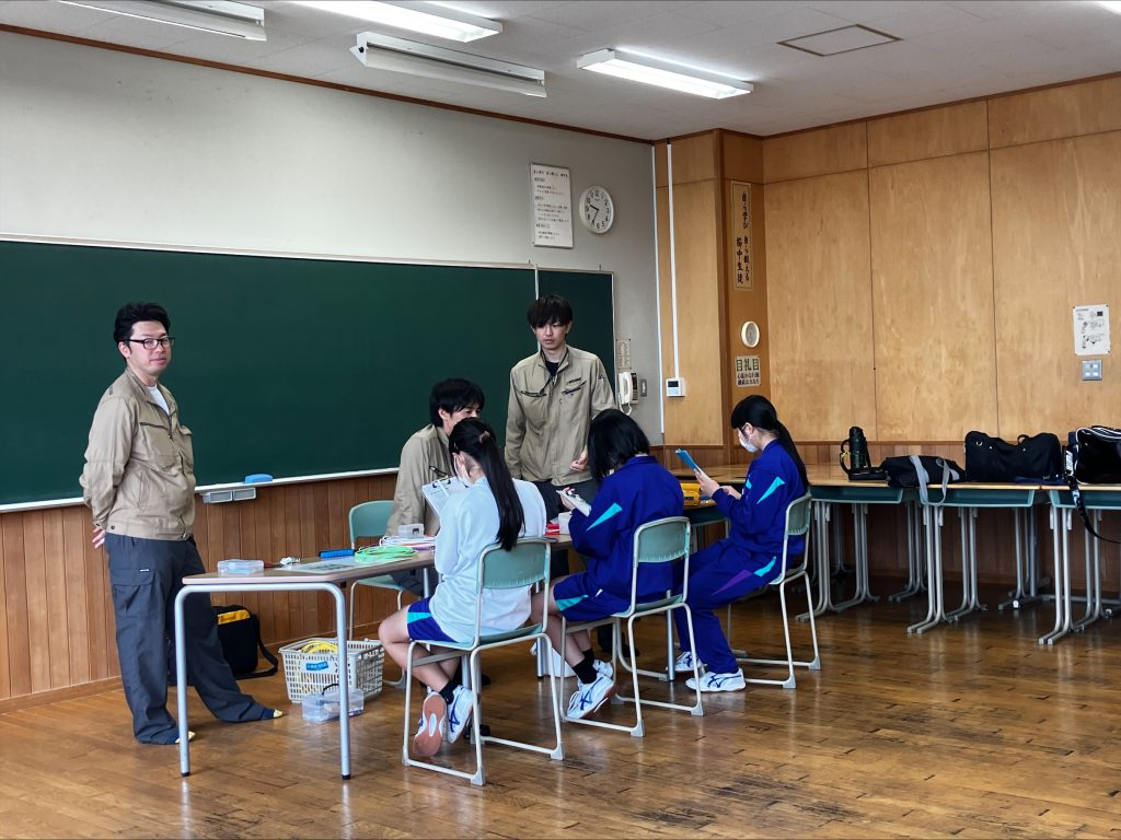 社員3名が生徒3名に説明している様子