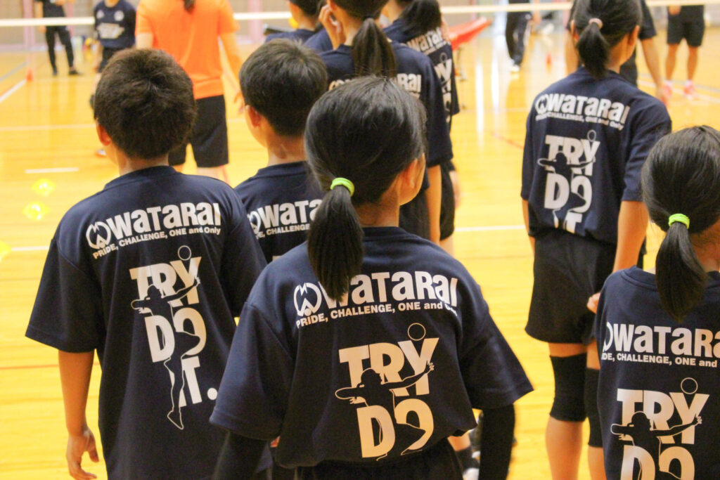 「WaTaRaI」Tシャツを着ている子供たち