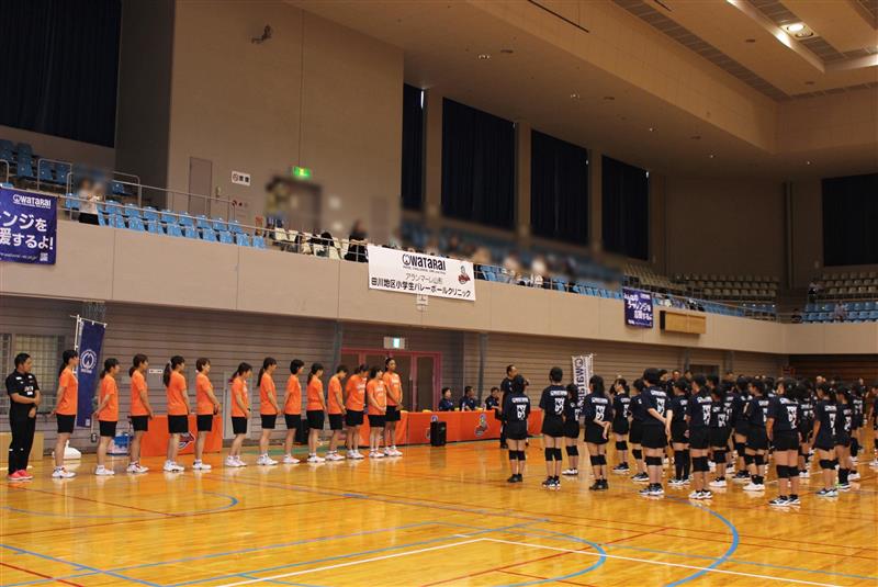 株式会社渡会電気土木プレゼンツ バレーボールクリニックの開会式の様子