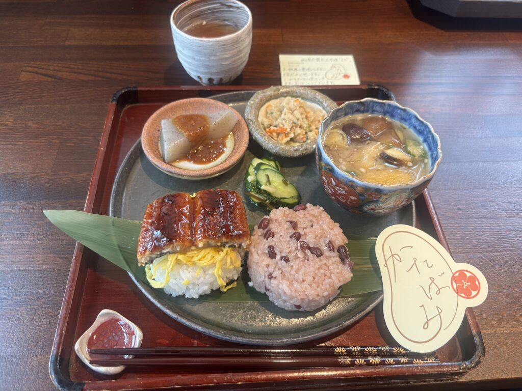 喫茶かたばみのおにぎり御前（おにぎりは、うな玉とお赤飯、こんにゃくの味噌田楽、きゅうりのお漬物、卯の花、具沢山のお味噌汁）