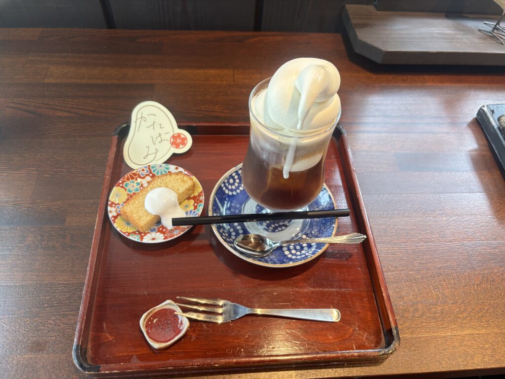 喫茶かたばみのコーヒーフロートとクリームがのったケーキ