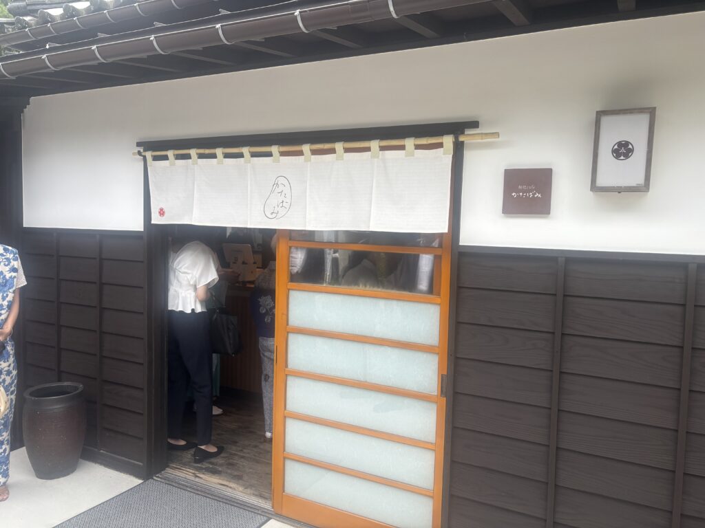 喫茶かたばみの入り口