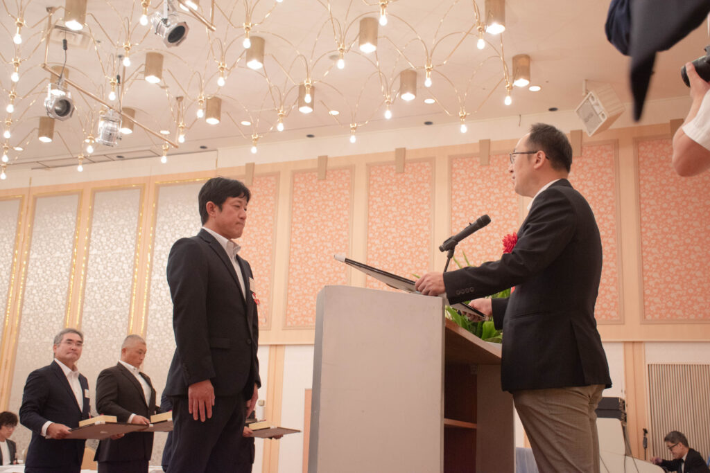 鶴岡市長（皆川市長）から賞状を受け取る様子