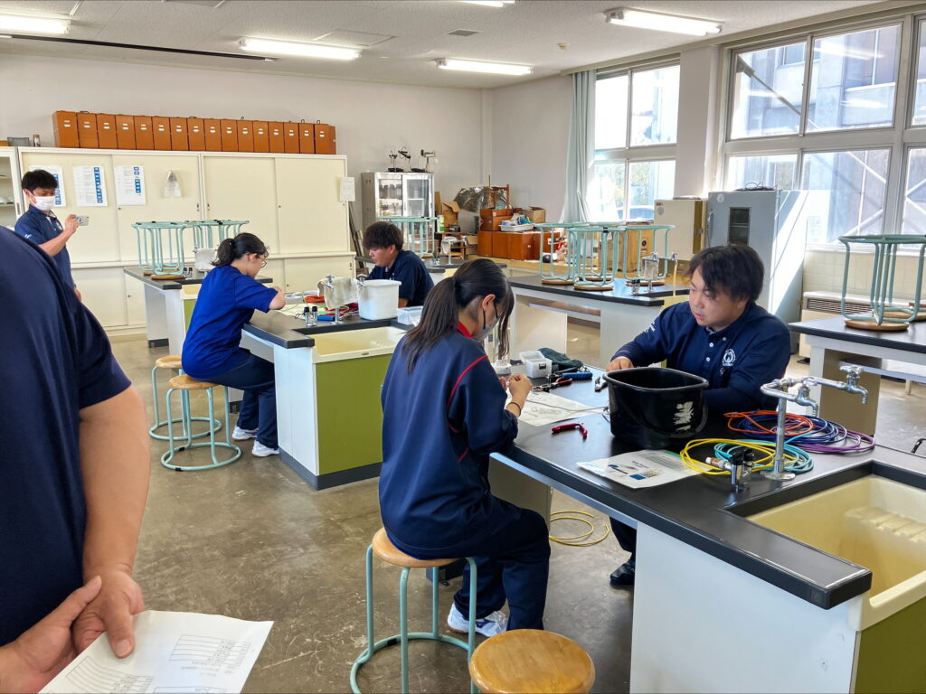LANケーブルのコネクタ接続体験中の様子