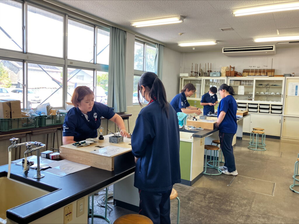 配線工事の模擬体験中の様子