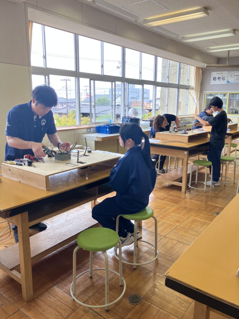配線工事の模擬体験中の様子