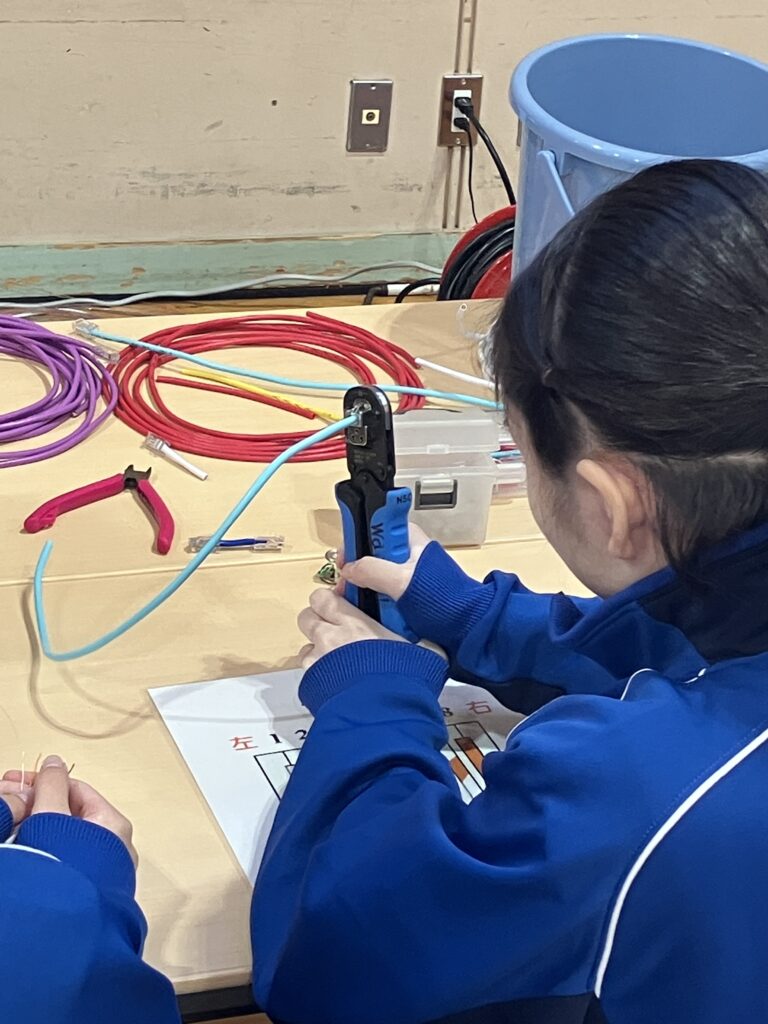 LANケーブルのコネクタ接続体験中の様子