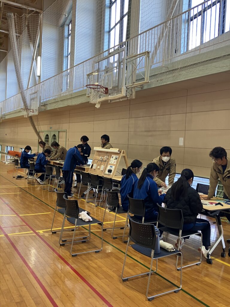 配線工事の模擬体験とLANケーブルのコネクタ接続体験をしている全体の様子