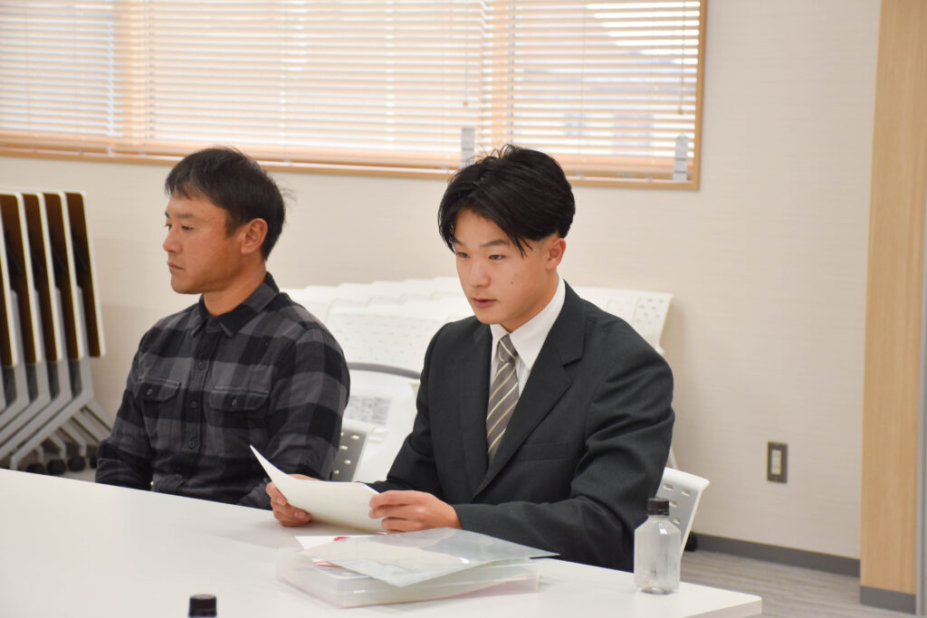 暖選手から今シーズンの抱負を語っていただいている様子