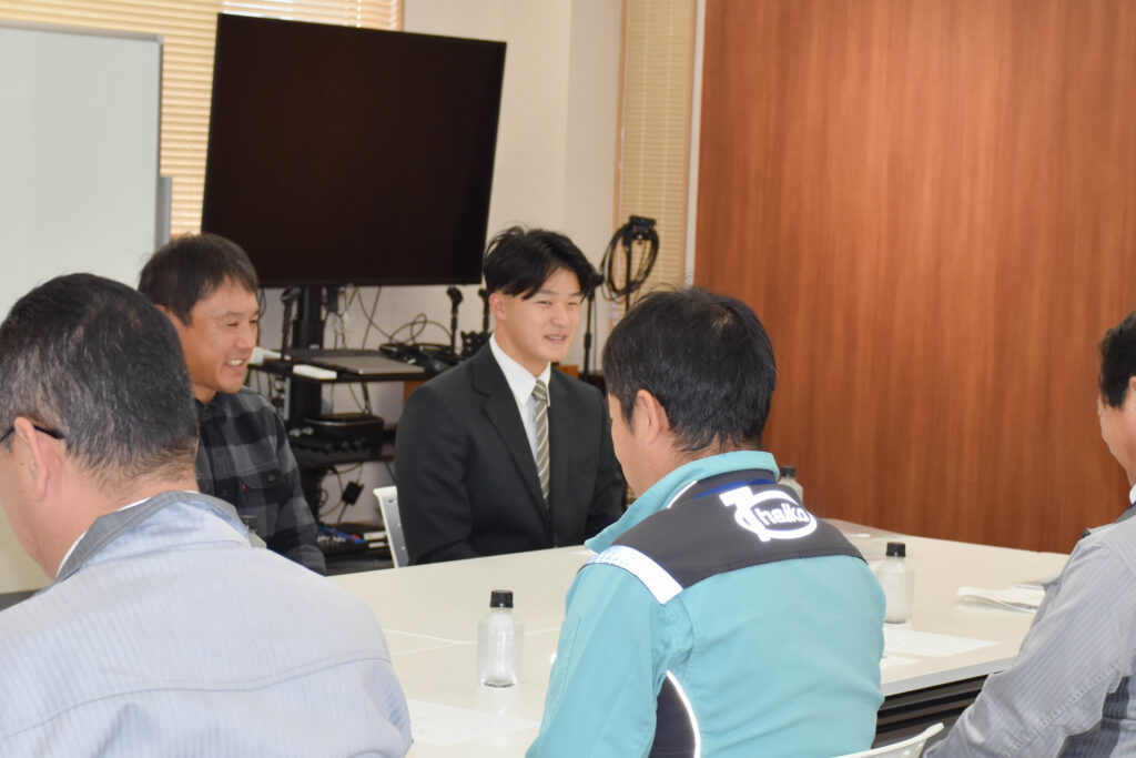 暖選手ご本人とお父様と当社役員・社員たちと談笑している様子