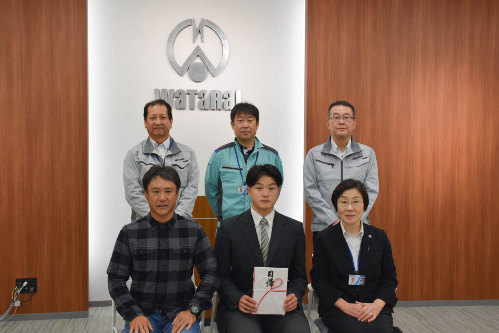 暖選手ご本人とお父様と当社役員・社員の6名で記念写真