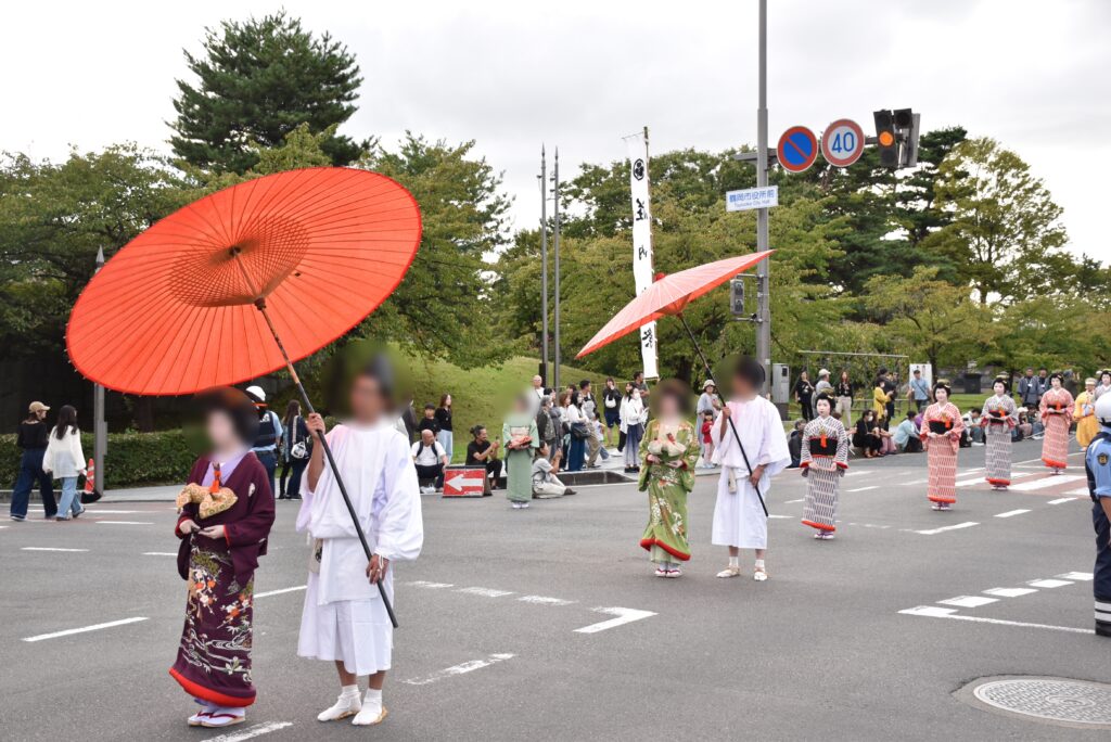 お姫様たちが行列に参加している様子