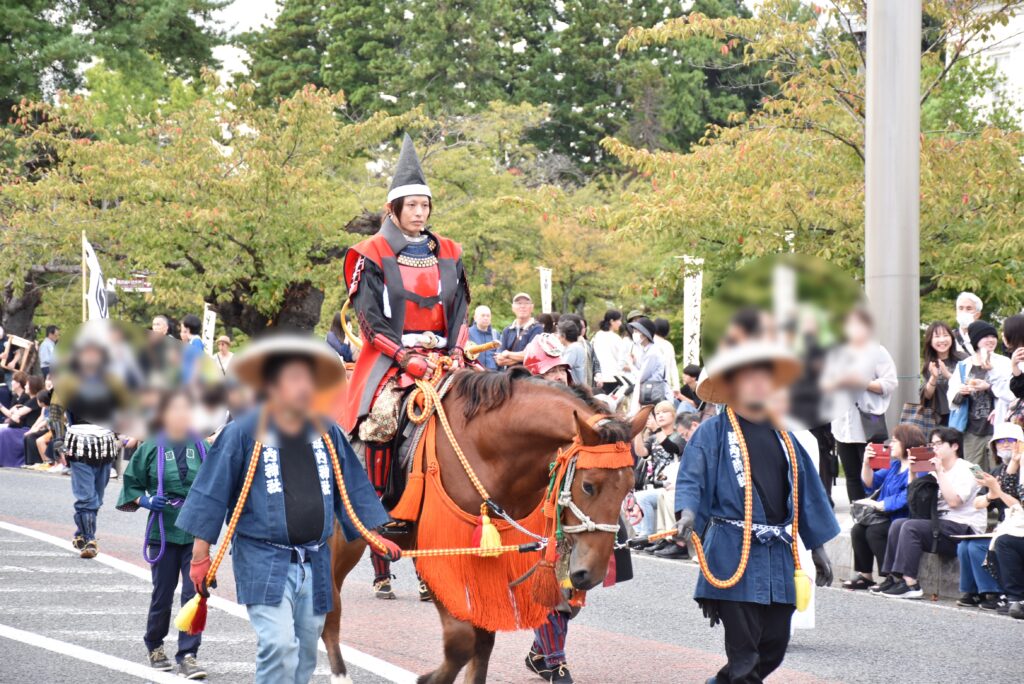荒木宏典さんが馬に乗って行列に参加している様子