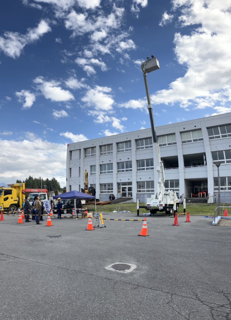 高所作業車の乗車体験中の様子
