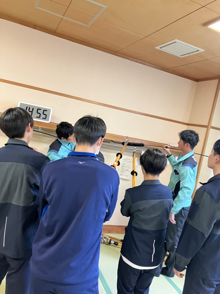 室内で配電線のカバー取り付け体験中の様子