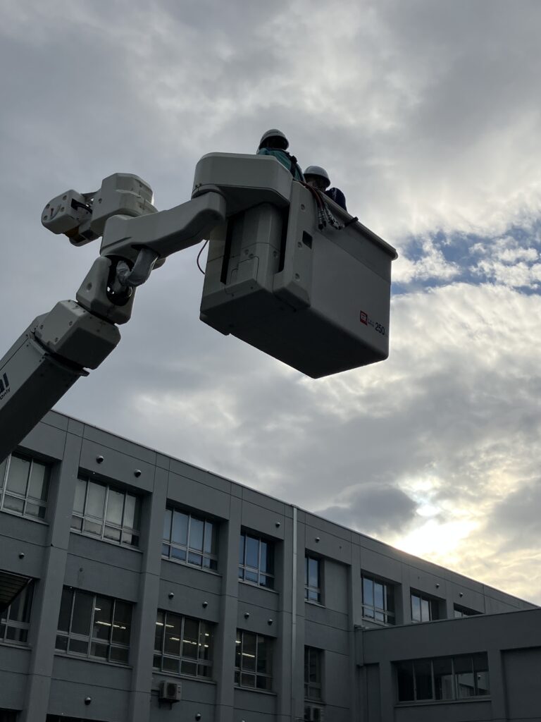 高所作業車の乗車体験中のバケットをアップした写真