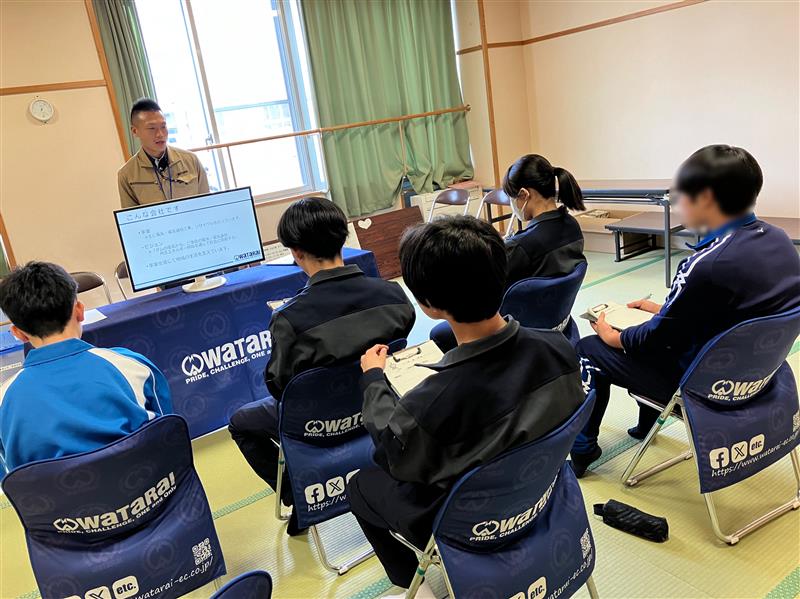 生徒たちが企業説明を聞いている様子
