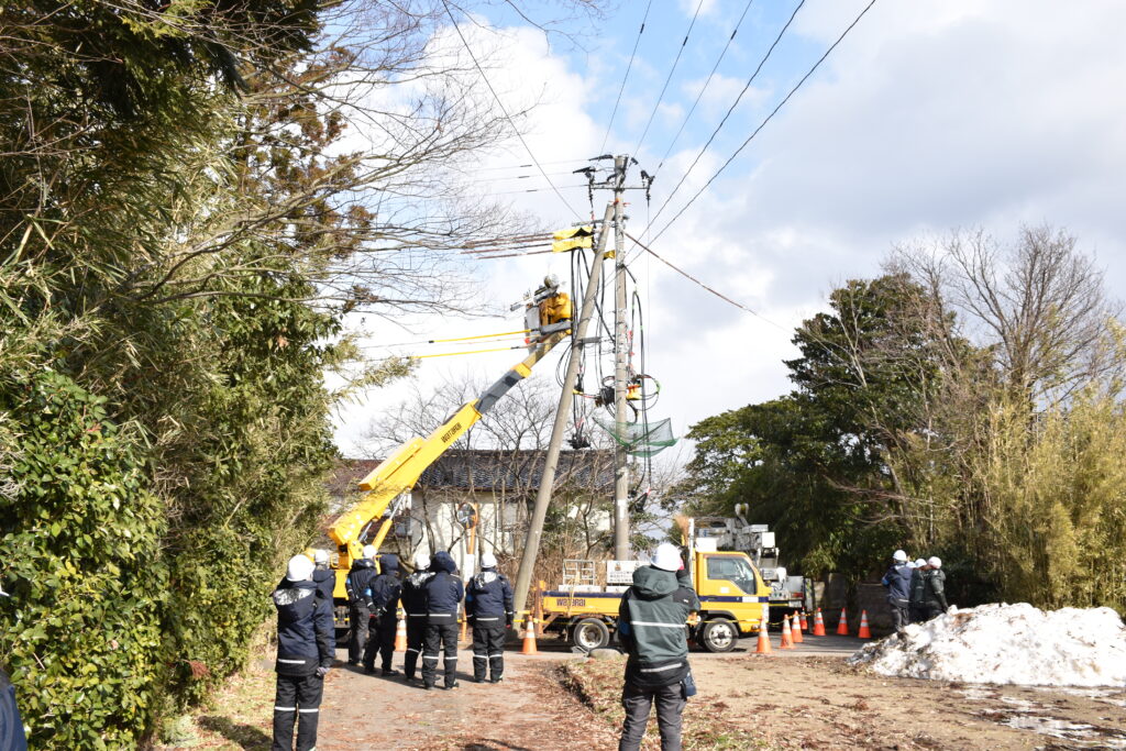 配電の作業風景を視察している様子
