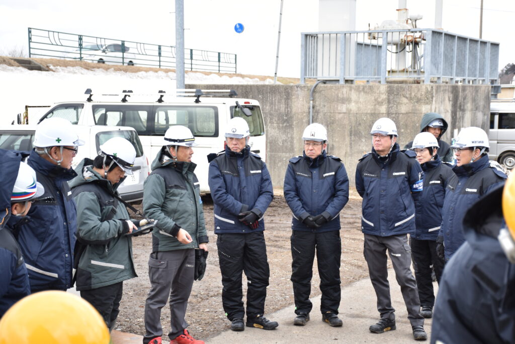 役員の方々が現場の方から詳しい詳細を聞いている様子