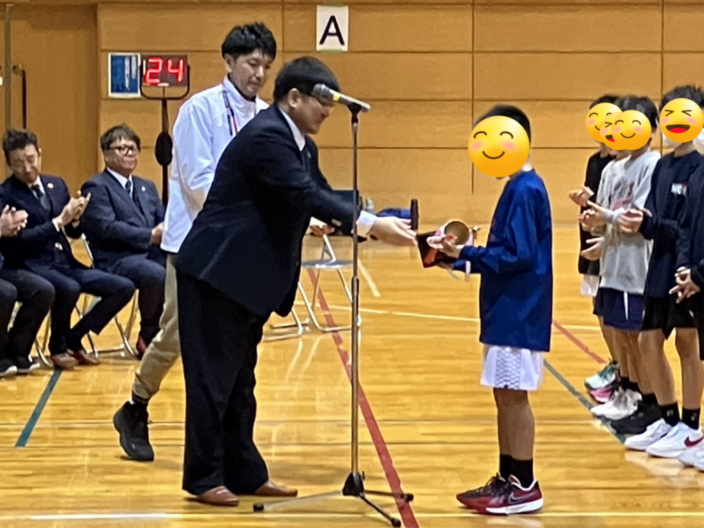 当社代表取締役から男子優勝チームにトロフィーを贈呈している様子