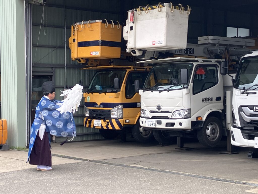 車両への安全祈願祭中の様子