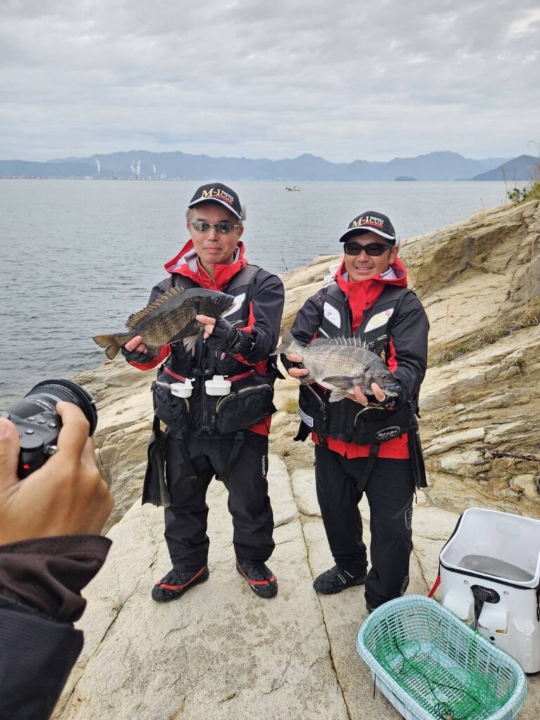 チヌを釣り上げた記念写真