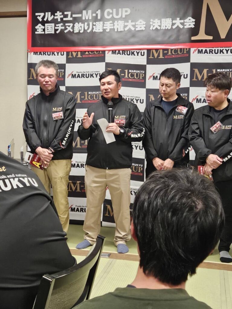 インタビューに答えている様子