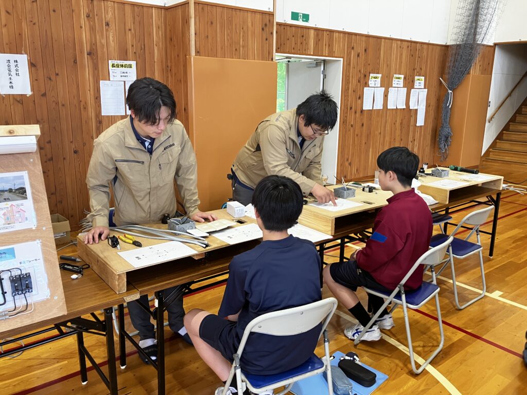 電気工事中の様子の写真