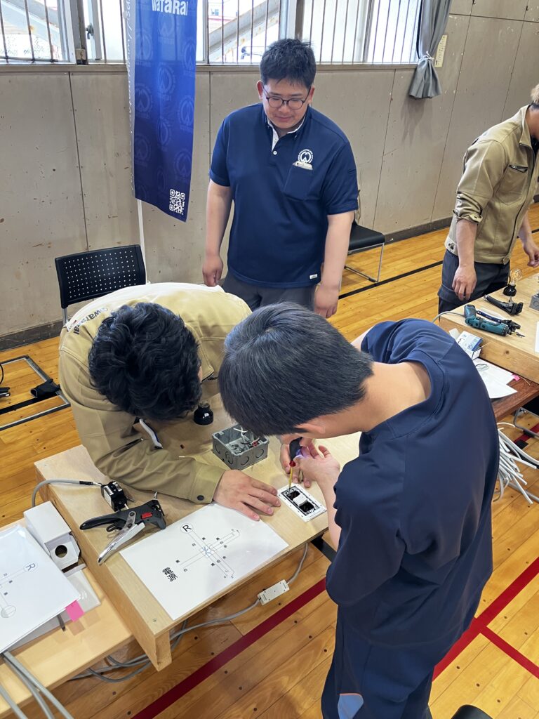 電気工事体験中の様子の写真