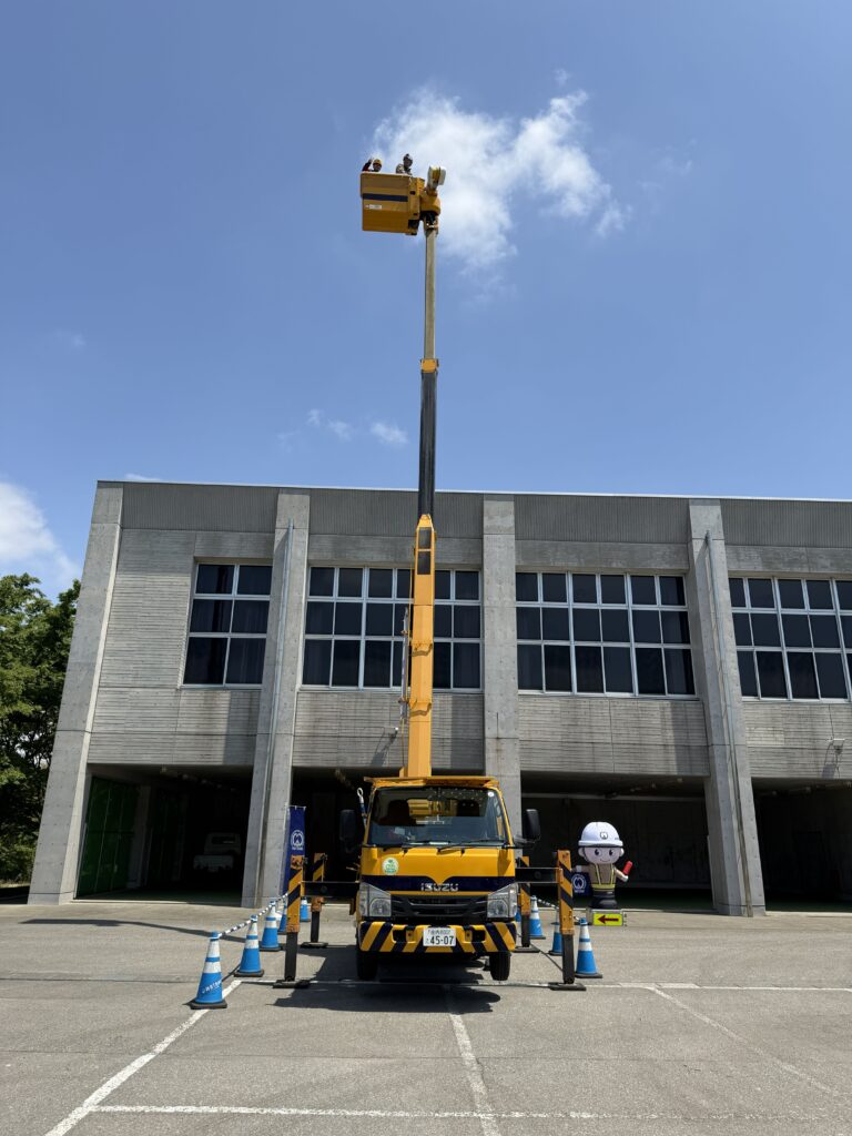 高所作業車乗車体験中の様子