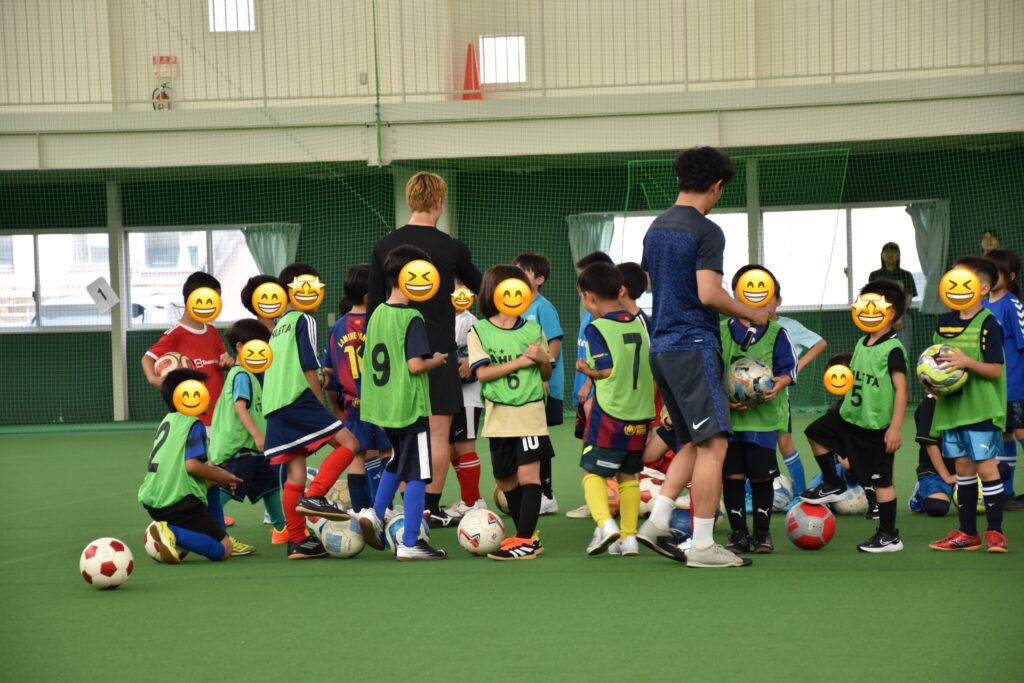 渡邉選手と家長選手と子供たちの体験中の様子