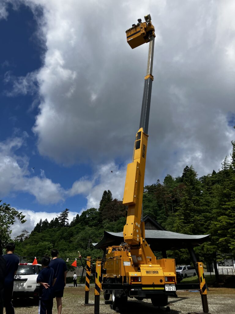 高所作業車の乗車体験中の様子