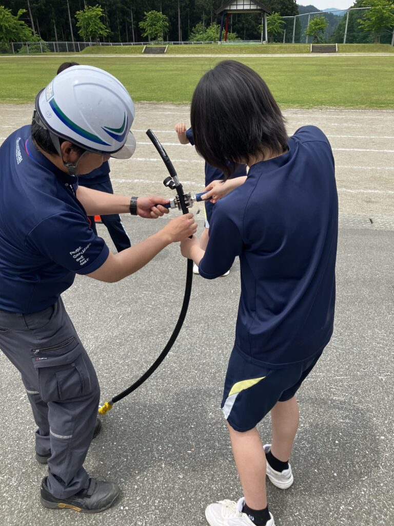 配電線のワイヤーを切る体験中の様子