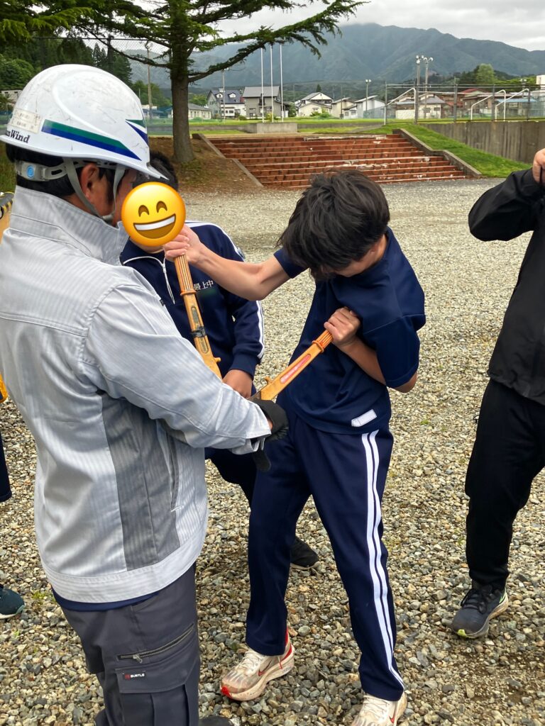 専用工具を使っている体験中の様子