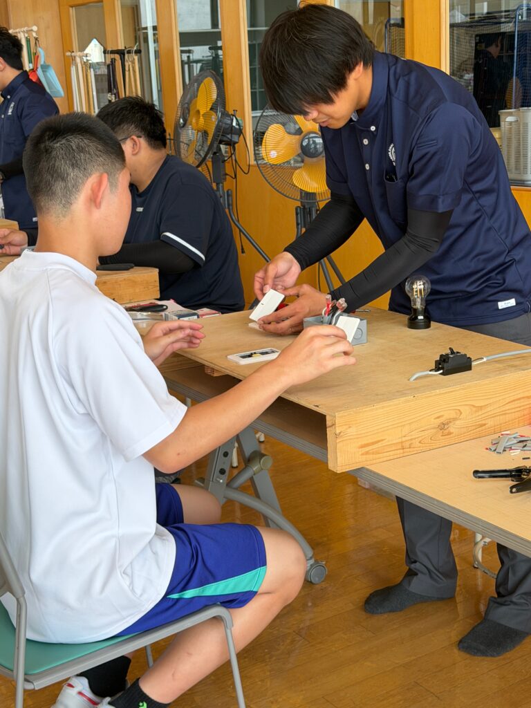 内線工事体験中の様子