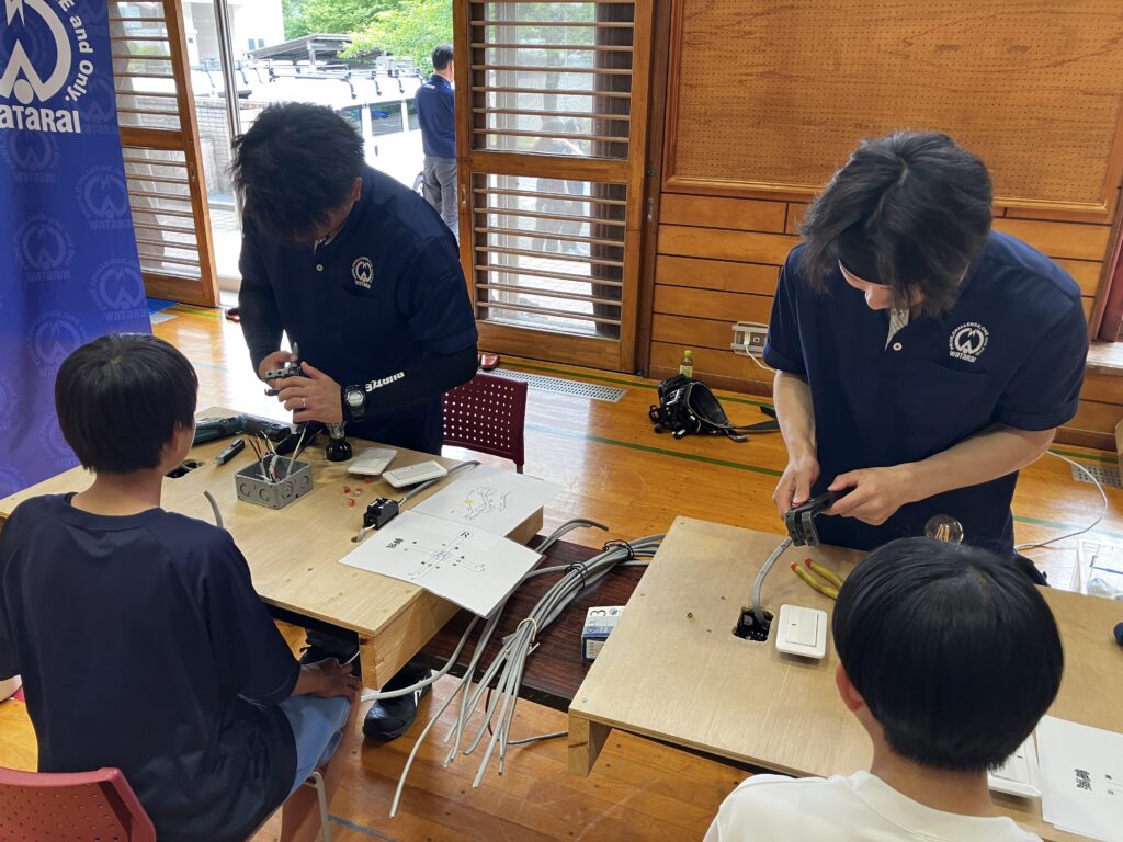 配線工事の模擬体験中の様子