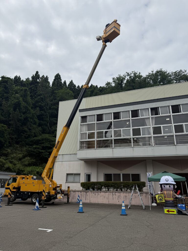 高所作業車の乗車体験中の様子