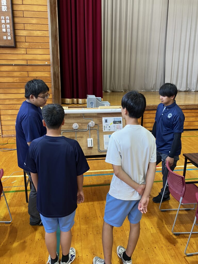 配線の仕組みを説明中の様子