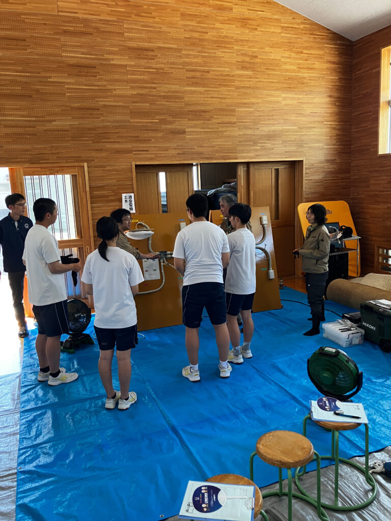 配線工事の模擬体験の説明をしている様子