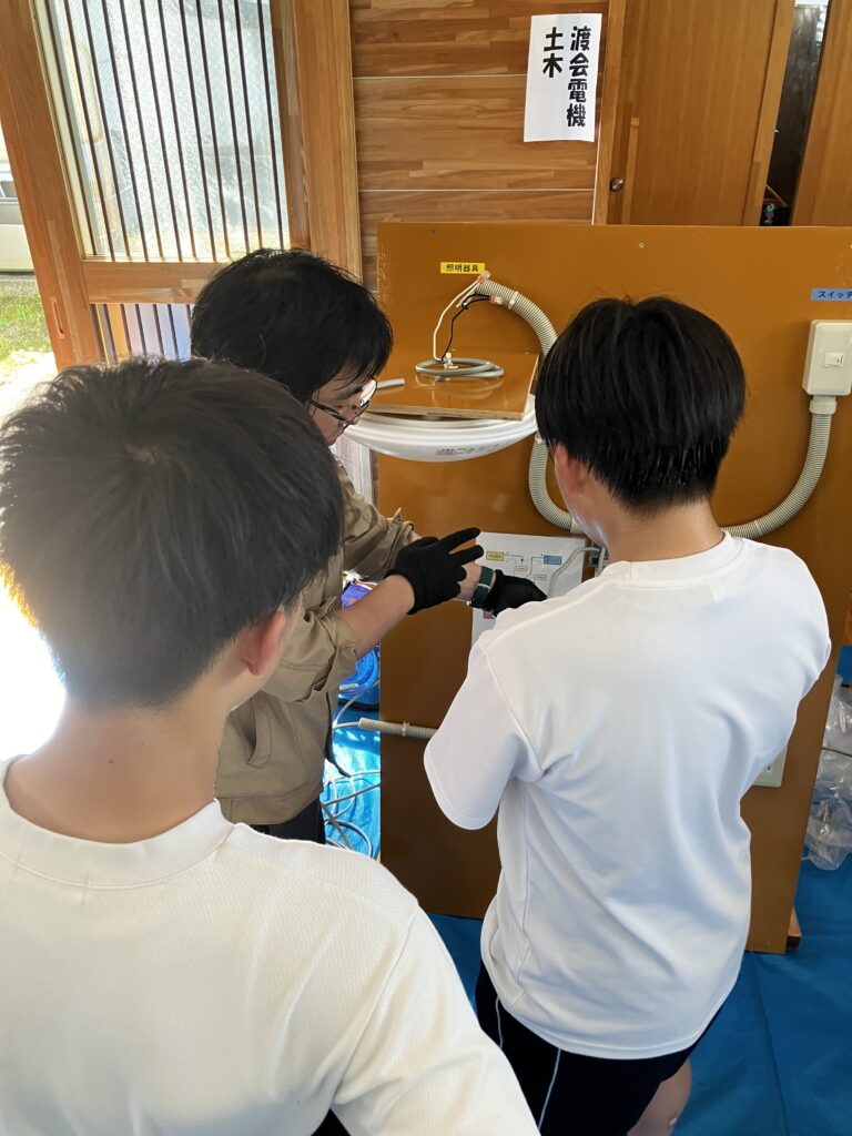 配線工事の模擬体験中の様子