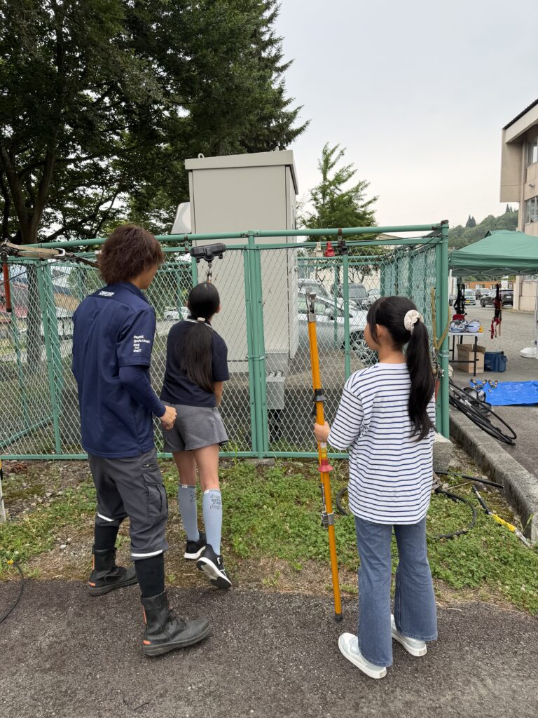 間接活線工法によるカバー取付