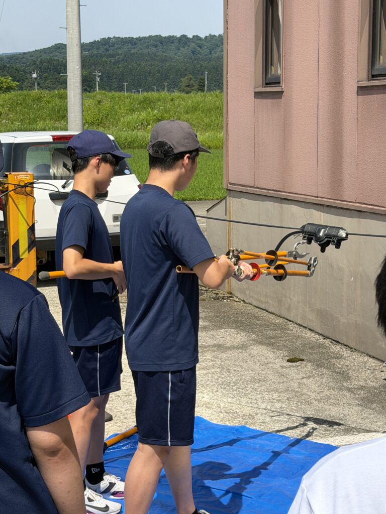 間接活線工法によるカバー取付体験
