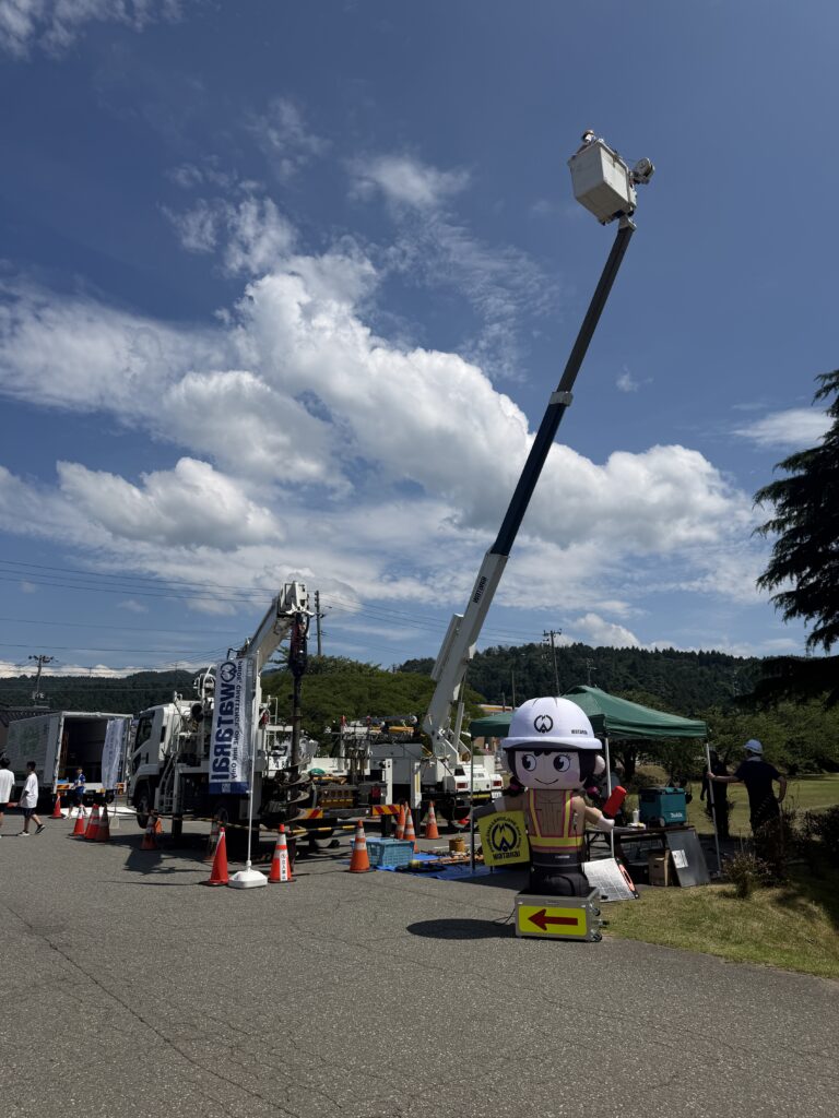 高所作業車の乗車体験中の様子