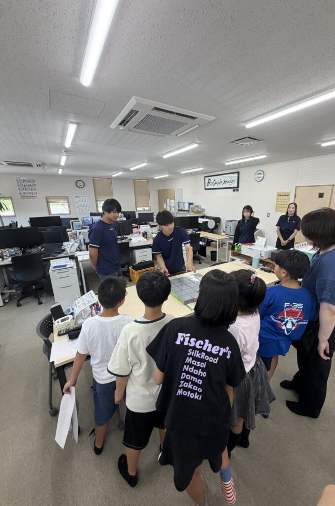 宝探しゲームの説明中の様子