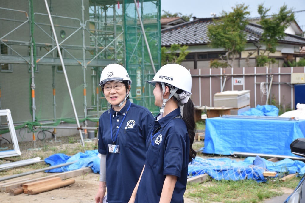 女性2名が会話している様子