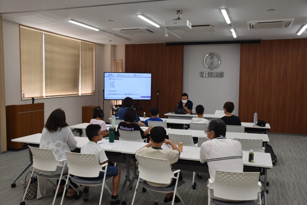 WAKU WAKU OPENCOMPANYの体験内容を説明中の様子