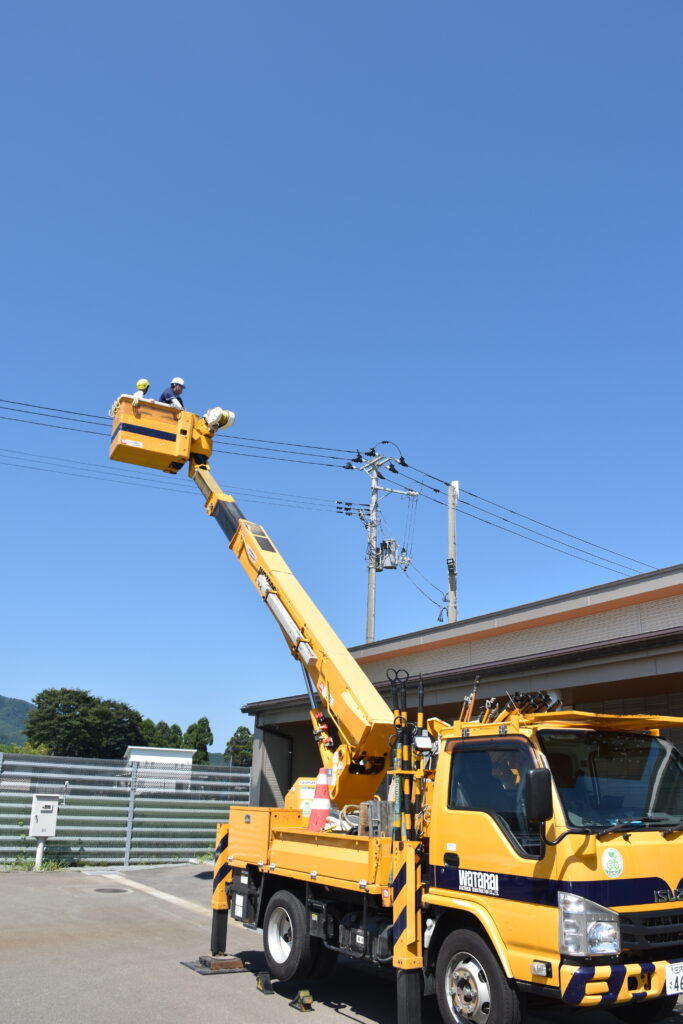 高所作業車乗車体験中の様子
